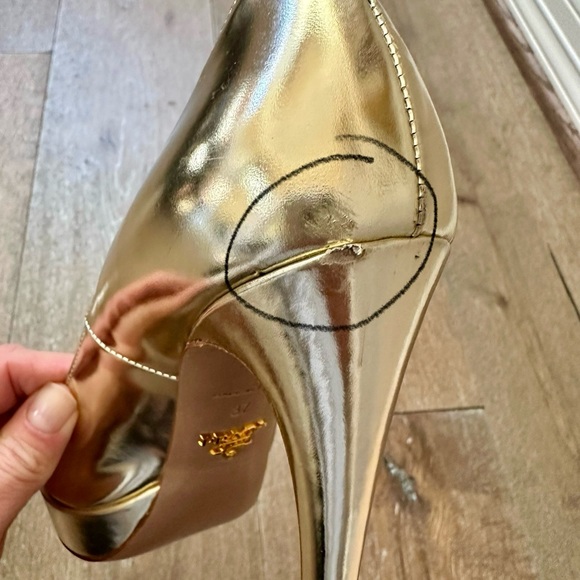 Prada Vitello Specchio Peep-Toe pumps in Gold Patent Leather, size EU 37. - Picture 7 of 11